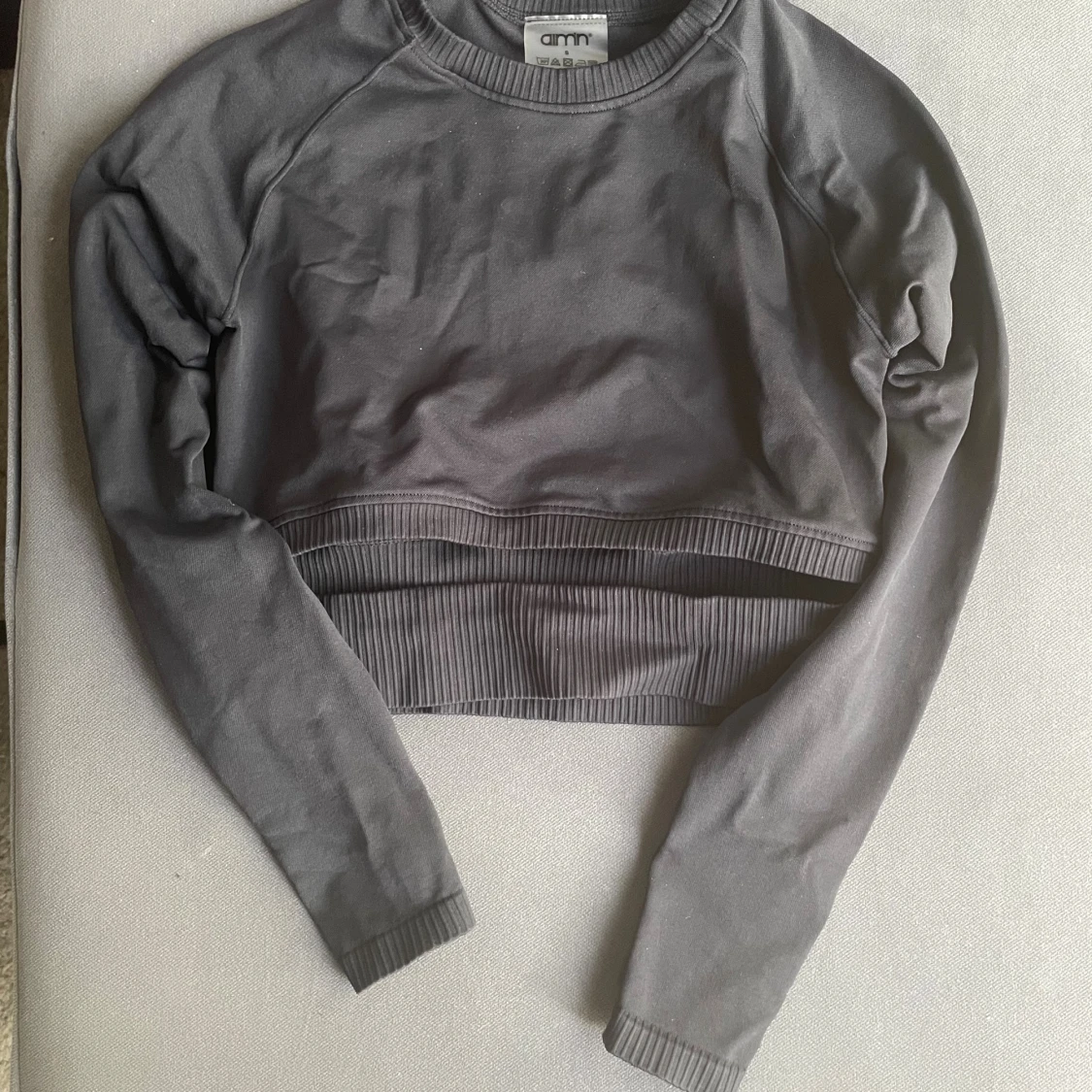 Mörkgrå croppad sweatshirt Aim'n - 1