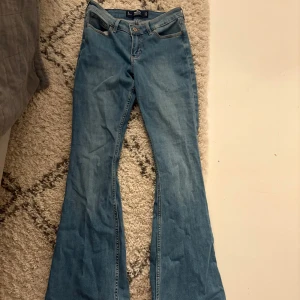 Hollister bootcut jeans - Lågmidjade bootcut jeans från hållister. Skriv vid frågor! 