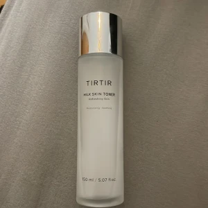 TIRTIR Milk Skin Toner 150ml - Fräsch toner från TIRTIR i en stilren frostad glasflaska med silvrigt lock. Innehåller 150 ml och är återfuktande och lugnande för huden. Perfekt för dig som vill ha en mjuk och återfuktad känsla efter rengöring.