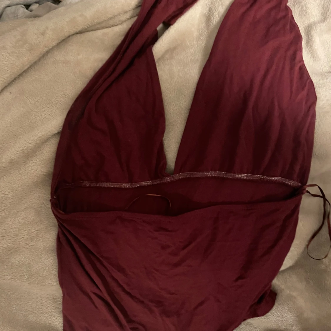 Vinröd omlottklänning från The Black Label