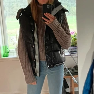 Väst - Glansig, puffig, väst från bershka. Använd enstaka gånger. Stor i storleken.