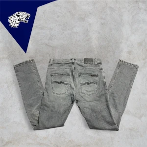 NUDIE JEANS GRIM TIM - Ruggit snygga Nudie Grim Tim jeans | Skick: 8/10 | Strl: 31/34 | Modellen är 182 cm | Hör av dig om du undrar någonting!