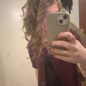 Vinröd trekvarts ärmad tröja - Jätte fin trekvarts ärmad tröja. Tröjan har blivit använd en gång och är inprincip i nyskick. Tröjan är perfekt nu inför hösten julen. Den har en normal passform. Hör av er vid minsta lilla fundering💞