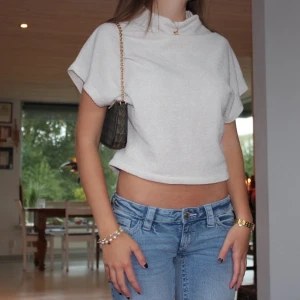 Handväska mango - Liten och elegant handväska med gulddetaljer. Perfekt för att piffa upp en enkel outfit.