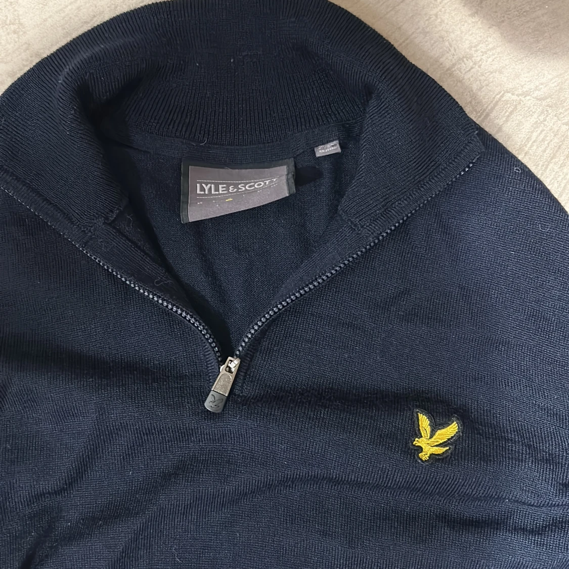 Svart half zip tröja från Lyle & Scott - 1