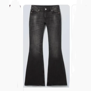 Svarta bootcut jeans Weekday Flame - Svarta bootcut jeans från Weekday i modell Flame. Lågmudjad med utsvängda ben. Längst ner har jeansens gått sönder men annars i bra skick! Söker för att jag sällan har på mig dem. De ser högmidjade ut på bilden men de sitter lågmidjat på