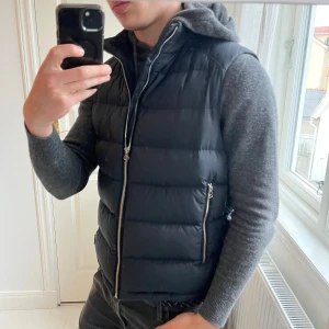 Hugo boss vinter väst  - Hugo boss vinter väst, har små håll inuti sig som inte riktigt märks, hade tidigare håll i sig men har limmat ihop och det syns inte. Annars är den använd men fortfarande väldigt snygg. Modellen är 180,75 kg och bär M. Nypris runt 3 tusen 