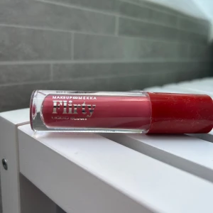 Makeup Mekka Flirty Liquid Blush - Flytande rouge från Makeup Mekka i nyansen Flirty. Inte använd