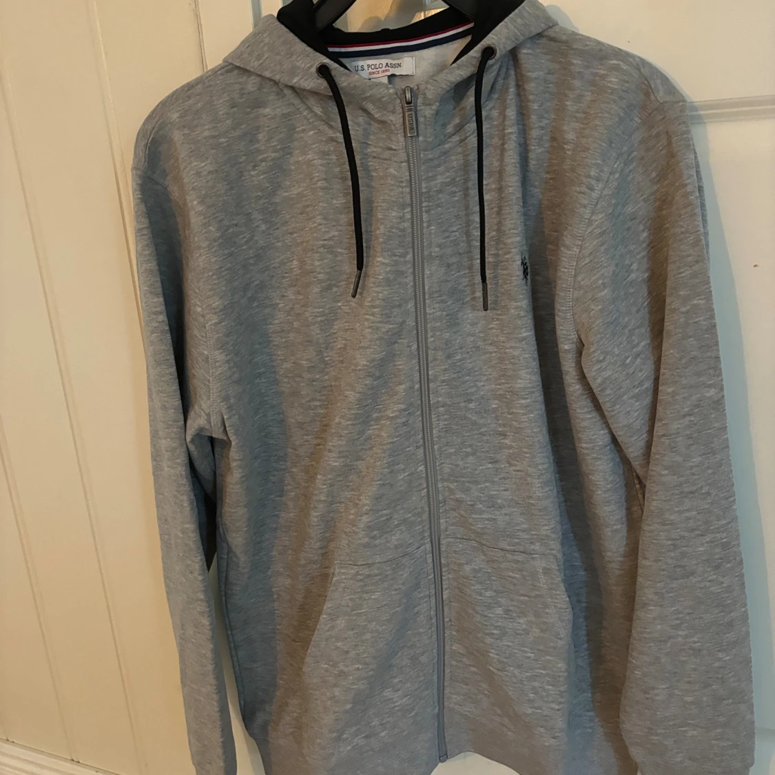 Grå hoodie från U.S. Polo Assn.
