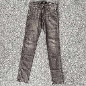 Replay Anbass jeans - Replay anbass jeans | Storlek 28/34 | Förg grå/svart | Endast 549:- | Tveka inte att höra av dig vid frågor | ladoelgato.resell