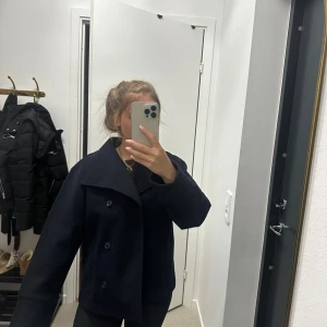 Mörkblå kappa - 💙