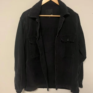 Overshirt - Säljer denna overshirt. Använd ganska mycket men har vuxit ur mig. Hör av er vid frågor eller funderingar.