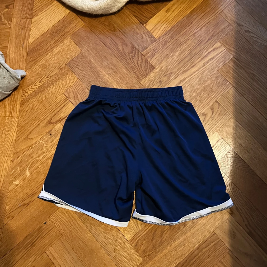 Blå sportshorts med vita detaljer - 1