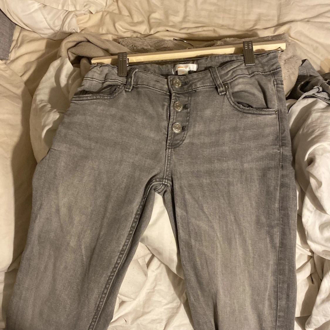 Gråa jeansbyxor från Gina Tricot - 3