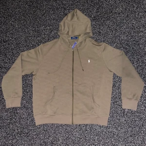 Polo Ralph lauren zip up mörkgrön - Säljer denna mörkgröna Polo Ralph lauren koftan eftersom den ej passar. Skick 10/10 helt ny. Storlek XXL sitter mer som en XL. Pris går att diskutera 