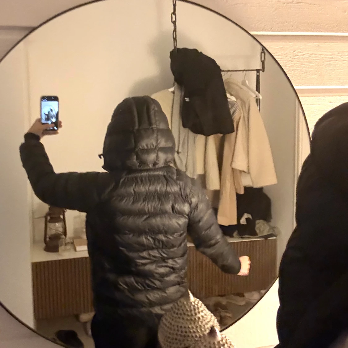 Svart pufferjacka med huva - 2