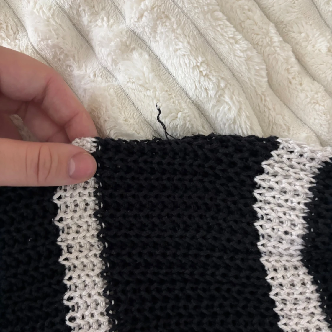 Svartvit randig stickad tröja  - 2