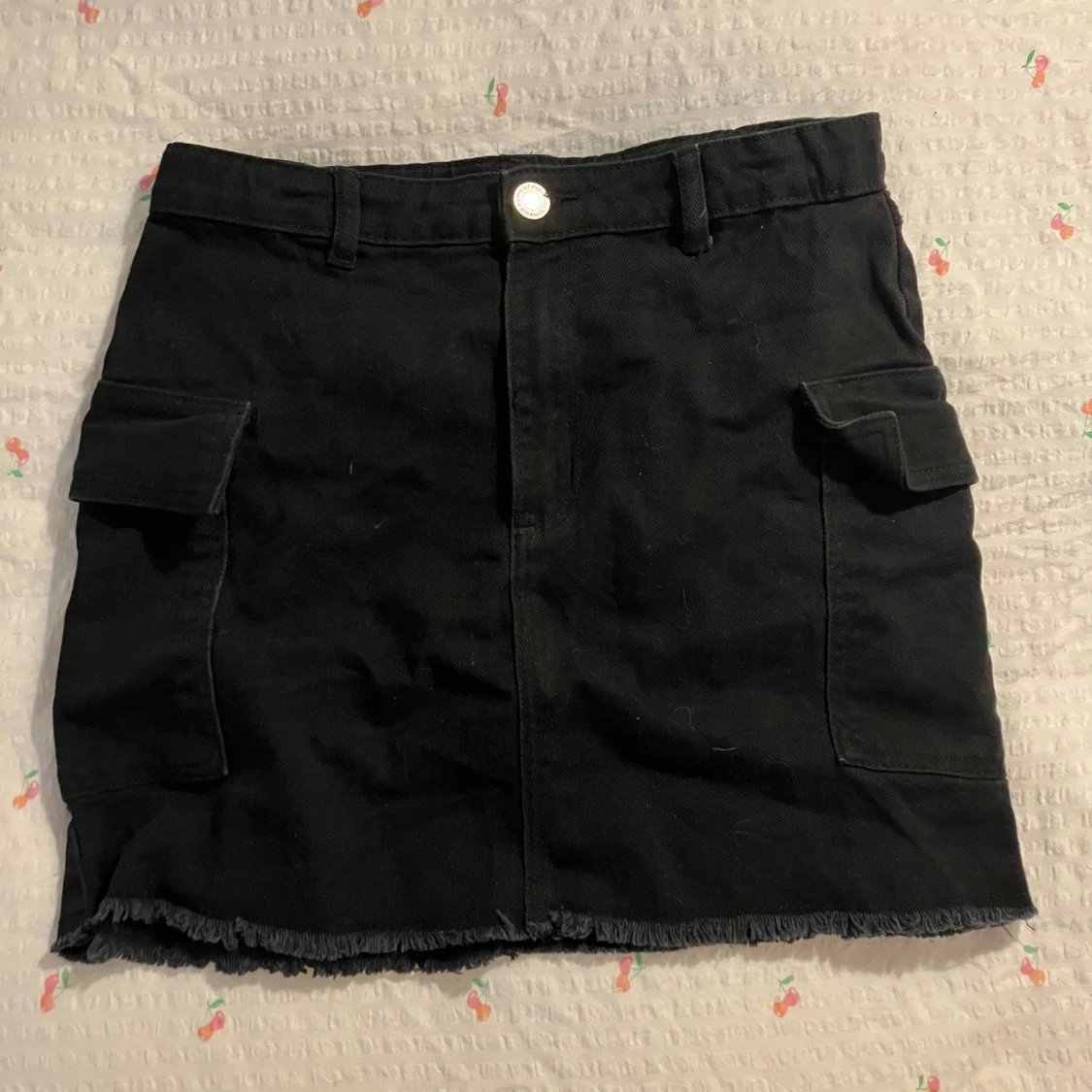 Svart jeanskjol med fickor från H&M