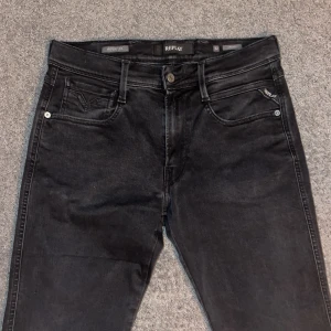 Replay Anbass Hyperflex - Replay anbass jeans w32 l32 skick 9/10 nästan helt nya. Mått längd 103cm, midja 39cm, innelår 78cm. Pris kan diskuteras meddela mig vid frågor eller funderingar.