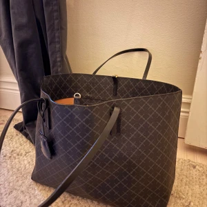Malene Birger väska  - Säljer denna så snygga Malene Birger väskan. Inga defekter. Perfekt till allt! Nypris: ca 2800.            ‼️Pris kan diskuteras‼️