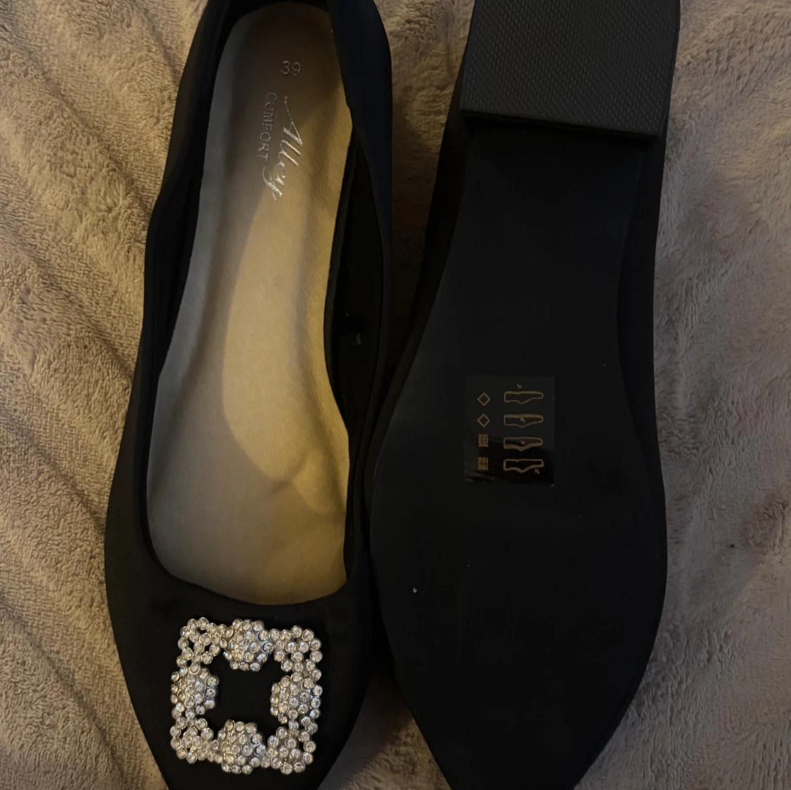 Svarta ballerinaskor med strassdetalj - 1