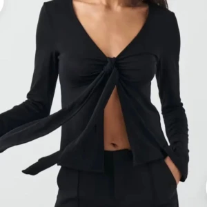 svart knyt tröja 🖤 - ganska använd men fortfarande väldigt bra skick! 