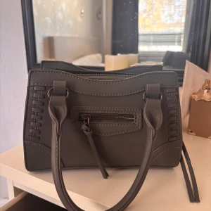 Gina tricot mini bag  - Mycket fin väska som man ändå får plats med mer saker än vad man tror! 