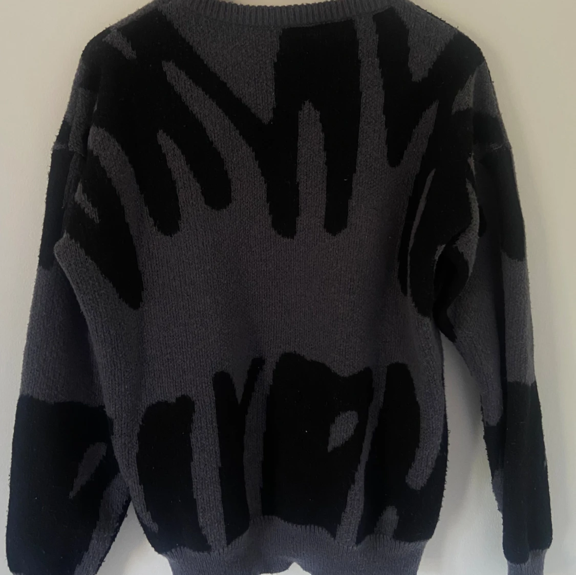 Grå och svart stickad tröja med mönster - 1