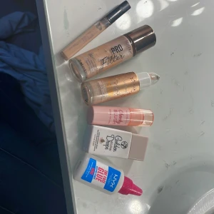 Smink kit - Säljer sek olika sminkprodukter då de ej kommer till användning. Lite mer än halva kvar i alla förutom blushen som har ungefär 75% kvar