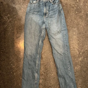 Abercrombie & Fitch 90s Straight Jeans - Snygga ljusblå jeans från Abercrombie & Fitch i modellen '90s Straight High Rise. Klassisk femficksdesign, raka ben och hög midja. 