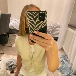 Beige kortärmad kofta med knappar - Superfin beige kofta från H&M med korta ärmar och knappar hela vägen framtill. ❤️