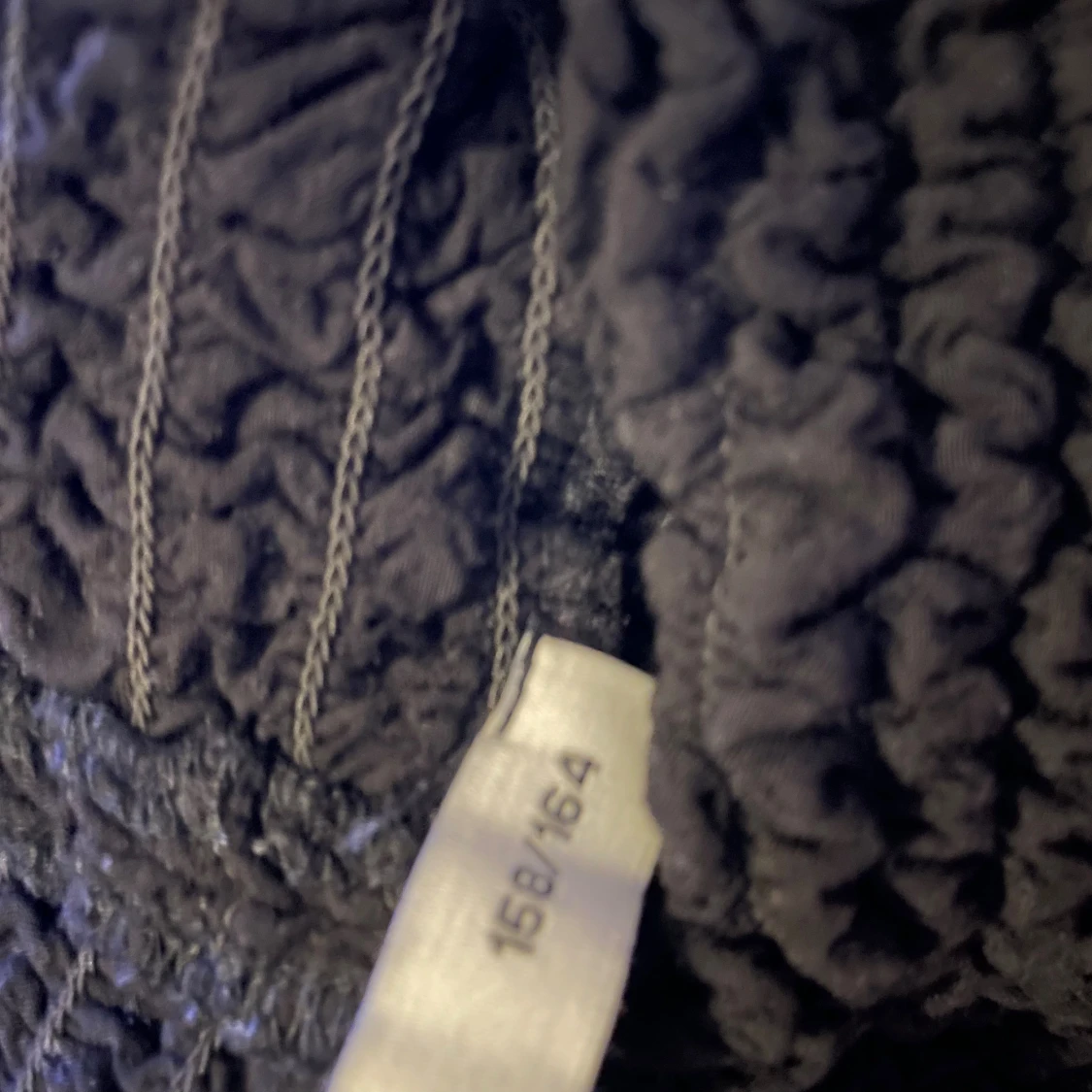 Svart volangkjol med resårmidja - 3