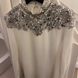 Vit BLUS 👚  - Använd Max 1 gång, jätte elegant och fin storlek M