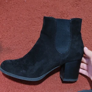 Svarta mocka boots med klack - Snygga svarta boots i mocka med bred resår på sidorna och stabil block klack. Nästintill oanvända, ska även borsta dom innan de skickas så damm osv försvinner. Hör av dig vid funderingar 🥰