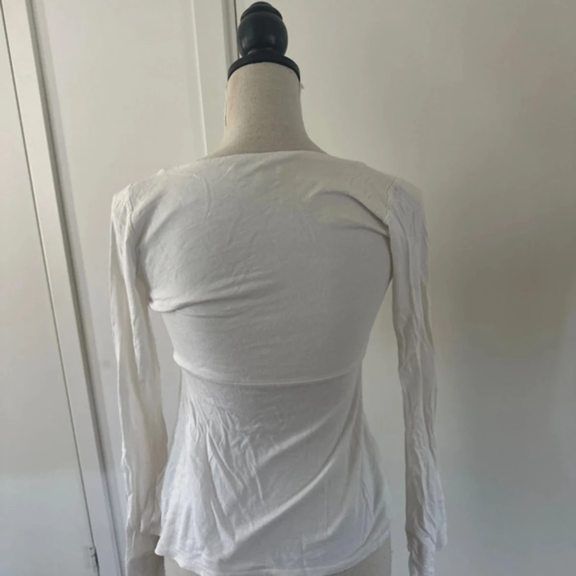 Vit långärmad bolerotopp med knyt - 1