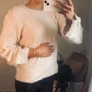 Stickad tröja med söta detaljer - Super söt stickad tröja med söta knapp detaljer🤗