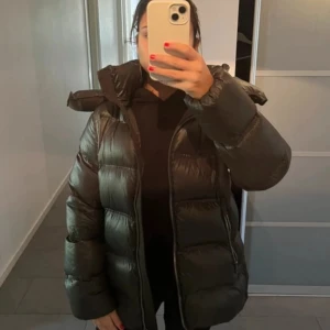 Mörkgrön pufferjacka med huva - Säljer min jättefina massimodutti jacka i en mörkgrön glansig färg med stor huva. Perfekt för kalla dagar när du vill hålla dig varm. Kan tänka mig byta stl ifall någon har i S