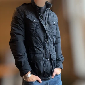 Marinblå Fieldjacket Ralph Lauren - Snygg marinblå fieldjacket från Ralph Lauren. Storleken är S men sitter mer som en M. Väldigt bra skick utan defekter. Nypriset ~ 3500kr. Jackan har dunfodring som passar väldigt bra till hösten/vintern. Modellen är 185cm och 77kg. Tveka inte att höra av er vid frågor!