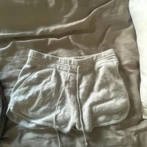 Grå kashmirshorts från Soft Goat - Mysiga grå shorts från Soft Goat i 100% kashmir. Använda 3 gånger!