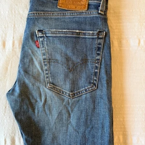 Levis Jeans 30/30 - Ruggig fräscha Levis Jeans modell 502 med tvärfeta slitningar på både fram och baksidan.  Jeansen är i roligt bra skick och har inga skador/slitningar. Kom med prisförslag!