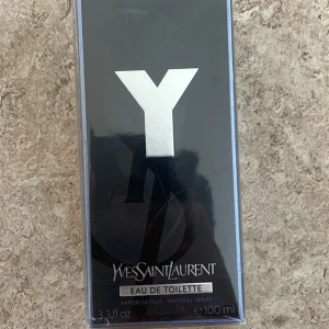 Yves Saint Laurent Y EdT 100ml - Y Eau de Toilette från Yves Saint Laurent. Volym: 100 ml. Ingredienser inkluderar alkohol, parfym, aqua, linalool, citral, citronellol och flera andra. Snygg och modern doft i stilren förpackning.
