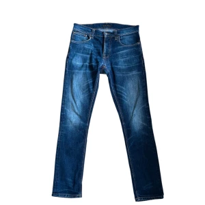 Marinblå Nudie Jeans - Tja! Säljer dessa feta marinblå jeans från Nudie jeans med snygga urtvättningar. I ganska bra skick (lagade i nudies butik vid skrevet och höger ficka, se bild 5), i modellen Grim Tim (Slimfit). Skriv vid minsta fundering, priset är självklart inte ristat i sten🤩🤩🤩