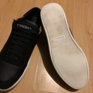 Burberry skor - Tjena! Säljer ett par riktigt schyssta Burberry skor i storleken 42. Skorna är i bra skick och har inga större defekter alls. Boxen och de medföljer såklart, hör av er om ni har några frågor eller om ni vill ha fler bilder! 