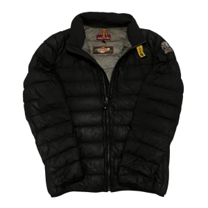 Svart dunjacka från Parajumpers - Säljer min Parajumper jacka som är riktig bra nu inför hösten, storlek M, bra skick!, pyttelitet hål vid vänstra ärmen som inte märks annars helt defektfri!