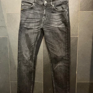 Tiger of sweden jeans 28:32 - Snygga slim jeans från Tiger of Sweden i modellen Evolve. Jeansen har en smal passform. Dom är knappt använda och är i nyskick. Hör gärna av dig vid funderingar 🤩