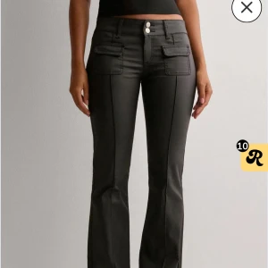 Svarta bootcut byxor med fickor - Slutsålda byxor från Nelly, ”Low Waist Bootcut Pocket Jeans”. Fint skick förutom en liten sliten del nere på benet. Skriv för bild. Annars precis som nya. Nypris 699