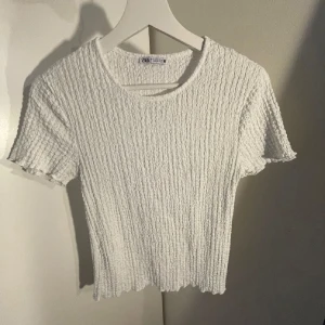 Tshirt - T-shirt från Zara i storlek S