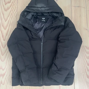 Uniqlo Dunjacka - Tjena! Riktigt snygg svart dunjacka från Uniqlo. Storlek XL. Har några små knappt märkbara fläckar. Pris kan självklart diskuteras!
