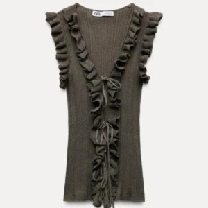 Zara volang topp grön  - Zara volang topp i grön som ej säljs längre, använt 3 gånger med inga defekter 🩷 är lite lös i storleken men passar s-m, pris kan disktureas vill bara bli av med den snabbt som möjligt 🫶🏼