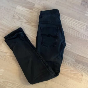 Svarta jeans från Nudie Jeans - Svarta jeans från nudie. Modell: Thin Finn. Vid mått eller funderingar är de bara att höra av sig!